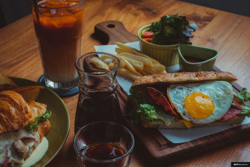 美食與酒精的完美邂逅 從漢堡到精釀的視覺盛宴