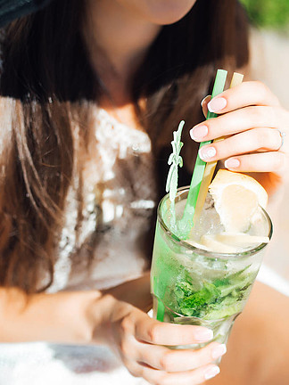 夜色微醺 探秘夜吧中那些令人驚艷的新鮮雞尾酒