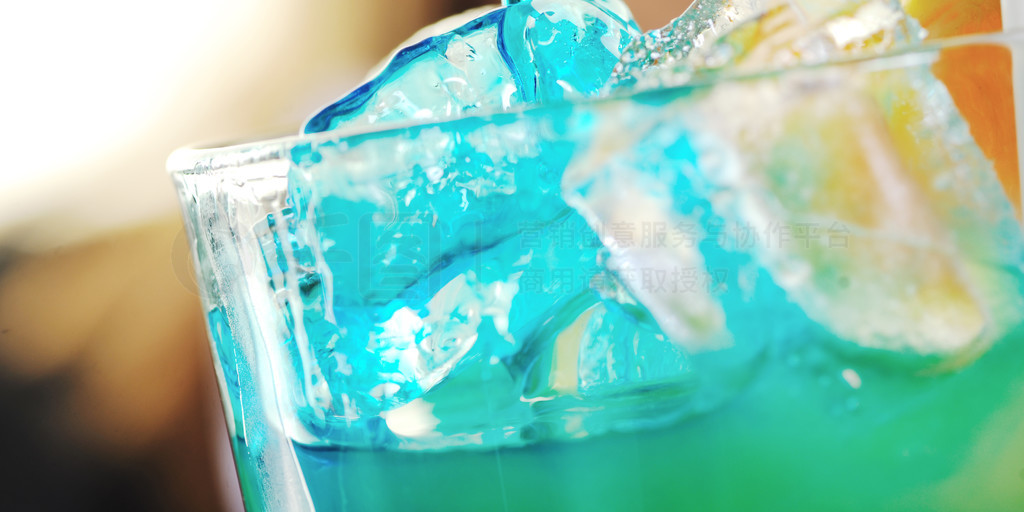 調酒藝術 女調酒師工作室中的酒精飲料創作